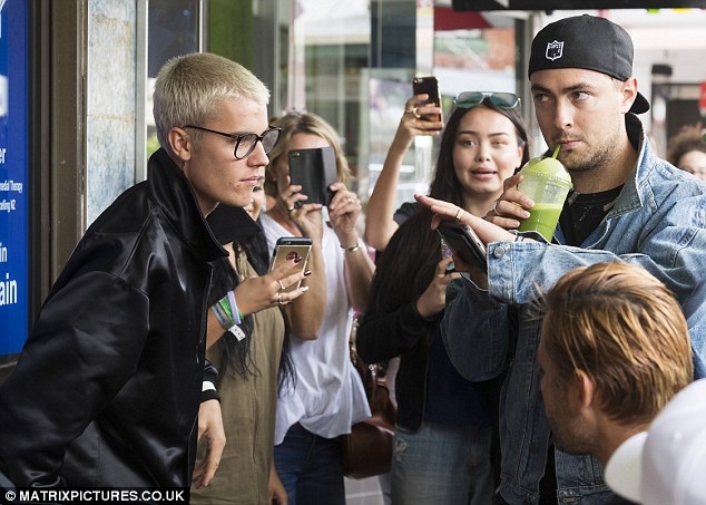 Bật cười với “bữa trưa yên tĩnh” của “hoàng tử pop” - 3 Hiện tại, Justin Bieber đang thực hiện tour lưu diễn vòng quanh thế giới mang tên “Purpose World Tour” và tạm dừng chân ở Úc. Tại đây, nam ca sĩ có một lượng fan hùng hậu.