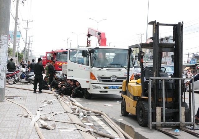 Vụ cháy kéo dài 5 ngày: Hối hả đập tường cứu máy móc - 9
Đến trưa nay, sau gần 5 ngày tham gia dập lửa, nhiều chiến sĩ đã mệt nhoài.