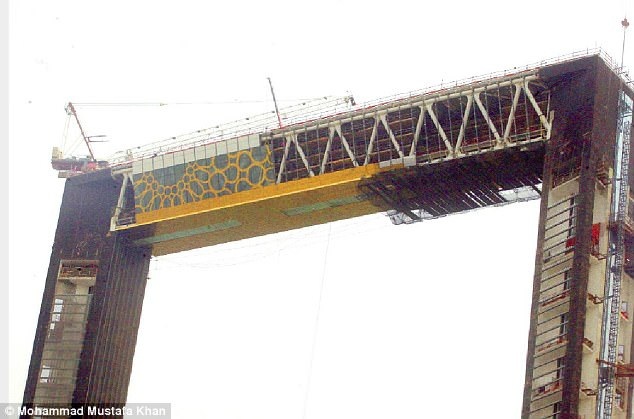 Choáng ngợp trước khung ảnh dát vàng khổng lồ tiêu tốn 993 tỷ đồng - 3 Công trình bắt đầu được xây dựng từ năm 2013 và đang ở vào giai đoạn hoàn tất. Đây được coi là công trình điểm nhấn mới của Dubai.