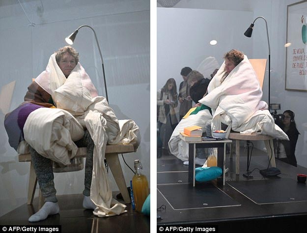 Kỳ lạ nghệ sĩ quyết “ấp trứng”… thành gà - 3 Abraham xuất hiện trong chiếc lồng kính đặt trong bảo tàng Palais de Tokyo. Vì lần này khách tham quan có thể thoải mái quan sát Abraham nên anh cảm thấy có phần căng thẳng.