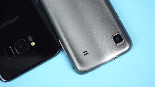 Mặt sau của 2 sản phẩm cũng có sự khác biệt lớn. Trong khi Galaxy S chỉ có một camera và loa ngoài, thì Galaxy S8 sở hữu thêm cụm đèn Flash LED và cảm biến vân tay một chạm.