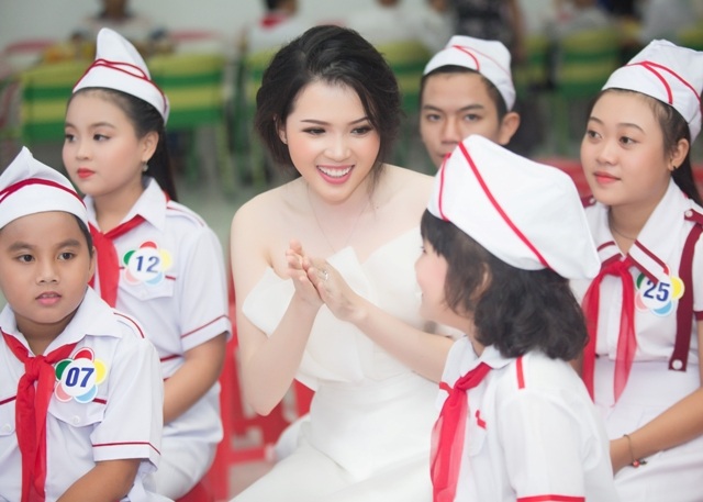 Hoa khôi Huỳnh Thúy Vi đẹp rạng rỡ với đầm xòe trắng - 6 Hoa khôi Huỳnh Thúy Vi đẹp rạng rỡ với đầm xòe trắng - 6