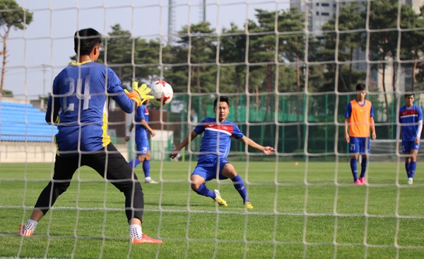 HLV Hoàng Anh Tuấn sử dụng cầu thủ dự bị đấu U20 Pháp? - 2
Cầu thủ U20 Việt Nam luyện dứt điểm