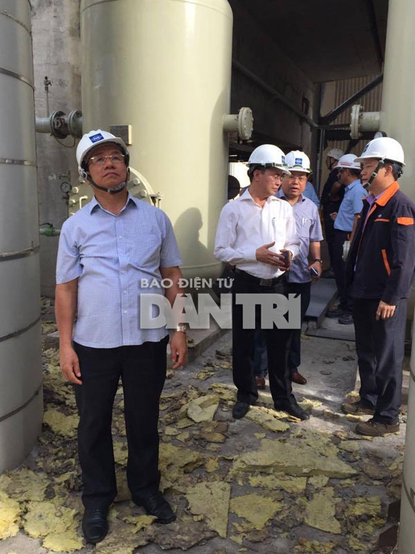 Đoàn công tác tỉnh Hà Tĩnh thị sát hiện trường vụ nổ tại Formosa - 3 
Bí thư Tỉnh ủy Hà Tĩnh kiểm tra hiện trường vụ nổ.