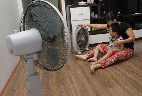 Tại sao càng ngồi quạt càng thấy khó chịu trong ngày nắng nóng cao điểm? - 3 Không phải cứ bật quạt thật mạnh là sẽ mát