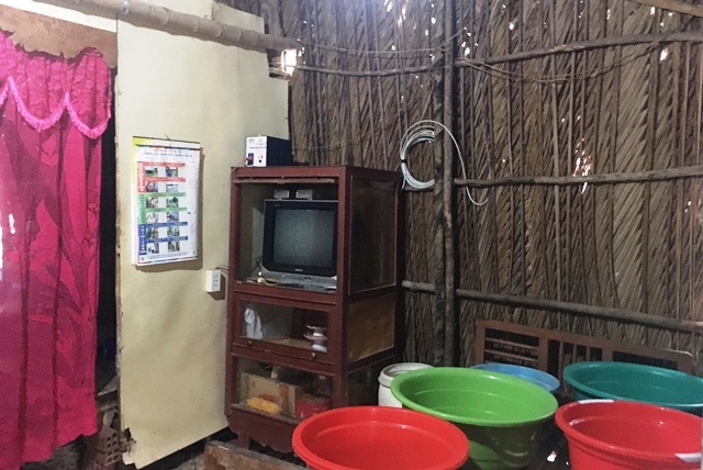 Chàng thanh niên tan vỡ ước mơ vì bệnh ung thư não - 3 Căn nhà rách nát nên phải dùng thau nhựa hứng nước mưa dột