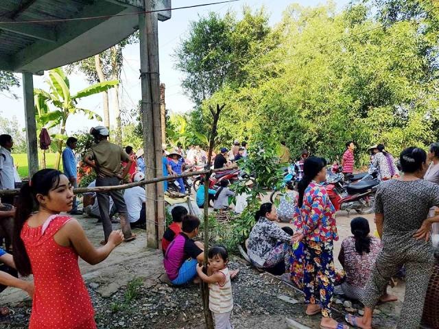 Đi thăm ruộng, tá hỏa phát hiện thi thể trôi sông - 2 Rất đông người dân hiếu kỳ kéo đến xem vụ việc.