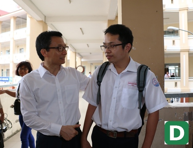 Phó Thủ tướng Vũ Đức Đam thị sát thi tại Cần Thơ - 5
Phó Thủ tướng động viên và chúc thí sinh làm bài thi tốt.