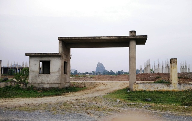 Dân “truy” trách nhiệm dự án trường đại học trăm tỷ “đắp chiếu” - 4 Cổng trường được xây dựng nhưng chưa có cánh cửa nên người dân tự do đưa trâu bò vào chăn thả, biến nơi đây thành bãi đất hoang, nơi chăn thả gia súc.