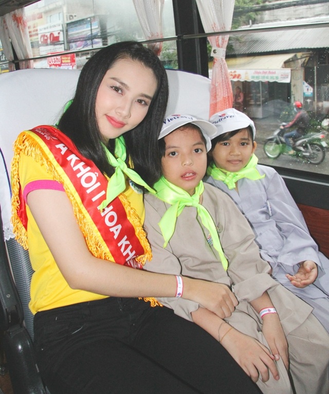 Người đẹp Hoa khôi Nam Bộ cùng em nhỏ mồ côi thăm xứ “Công tử Bạc Liêu” - 2 Á khôi 1 Nguyễn Thúc Thùy Tiên.