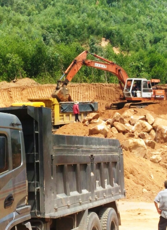 Bình Định: Dấu hiệu khai thác đất trái phép, đoàn xe ben rầm rập "hành" dân! - 1 Có hay không người dân xin cải tạo đất để bán đất cho doanh nghiệp?