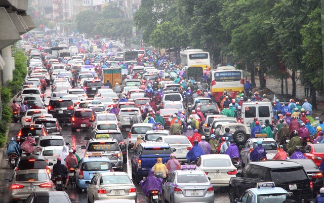 Đường phố Hà Nội ùn tắc nghiêm trọng sau trận mưa lớn kéo dài - 6
Đường Nguyễn Trãi ùn tắc nghiêm trọng theo hướng vào trung tâm thành phố.