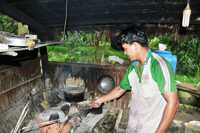 Mẹ ung thư, 2 con suy dinh dưỡng, cả gia đình lâm cảnh khốn khó - 4 Anh Quang là trụ cột của gia đình nhưng không nghề nghiệp ổn định, bản thân anh mắc chứng bệnh tim từ nhỏ.