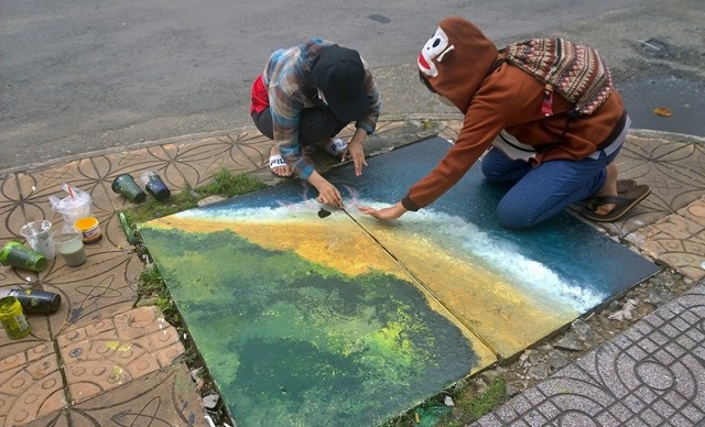 Biến nắp cống thành những... bông hoa xinh xắn - 3 Nhiều bạn trẻ say sưa vẽ