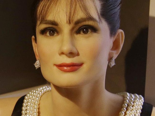 Bảo tàng sáp bị chê xấu nhất thế giới - 2 Tượng sáp của nữ minh tinh nổi tiếng Audrey Hepburn