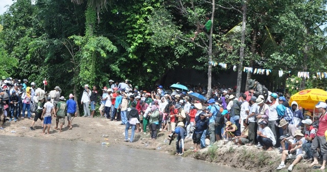 Người dân có mặt từ rất sớm để mong được chứng kiến lễ hội đua bò
