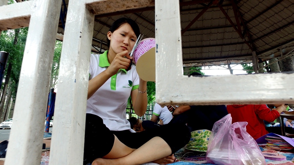 Du khách tò mò tấm bảng “mời bạn làm lồng đèn” ở công viên Tao Đàn - 3 Du khách tò mò tấm bảng “mời bạn làm lồng đèn” ở công viên Tao Đàn - 3