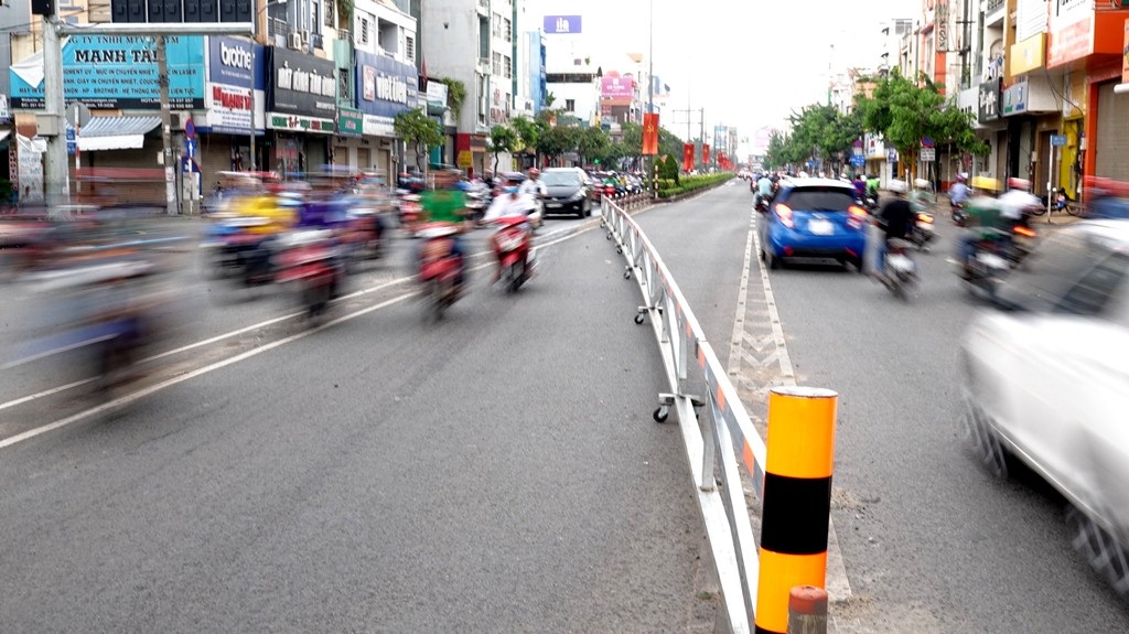 Ngày đầu thử nghiệm lưu thông một chiều qua cầu vượt Hoàng Hoa Thám - 3 Ngày đầu thử nghiệm lưu thông một chiều qua cầu vượt Hoàng Hoa Thám - 3