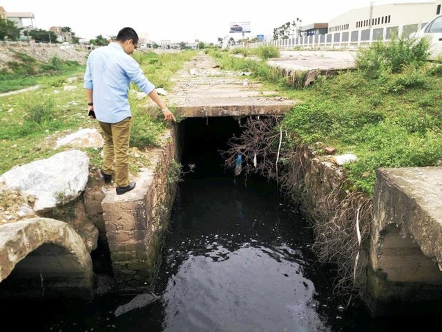 Khu công nghiệp hoạt động 10 năm chưa báo cáo đánh giá tác động môi trường - 3 Cống nước thu gom nước thải của các nhà máy trong KCN Gián Khẩu, không qua xử lý sau đó xả thẳng ra môi trường.