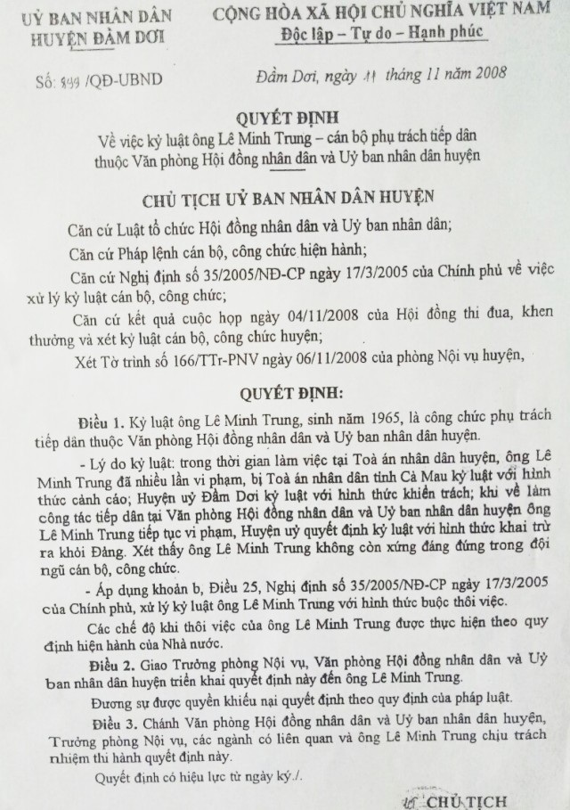 Cà Mau: Cán bộ bị mất việc vì... giúp dân? - 2 Quyết định của UBND huyện Đầm Dơi về việc buộc thôi việc đối với ông Lê Minh Trung thể hiện, đã căn cứ vào quyết định khai trừ Đảng. Tuy nhiên, về mặt Đảng ông đã được phục hồi, nhưng hơn 2 năm qua, cơ quan chức năng vẫn chưa giải quyết về mặt chính quyền đối với ông.