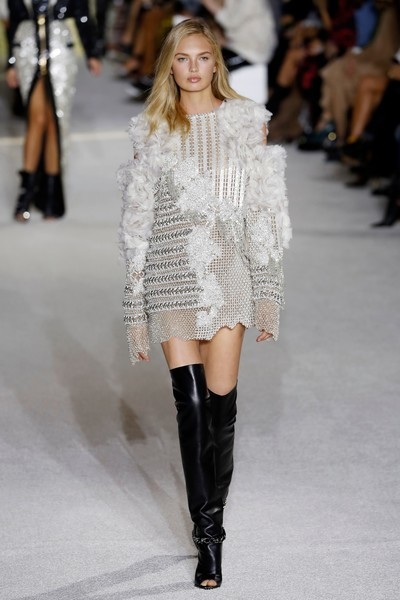 Dàn siêu mẫu tụ hội trong show của Balmain - 16
Romee Strijd