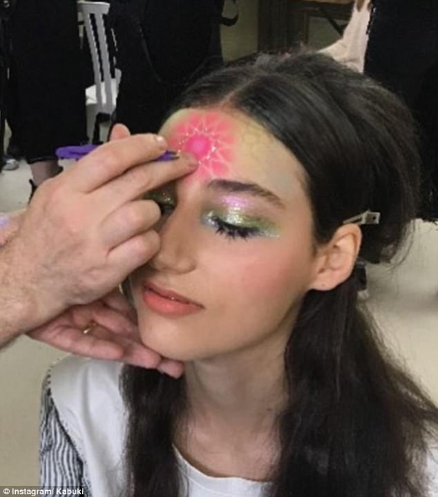 Người mẫu đang được trang điểm theo phong cách Xuân Hè với hình ảnh mặt trời tỏa sáng trên trán trong show của nhà mốt Manish Arora.