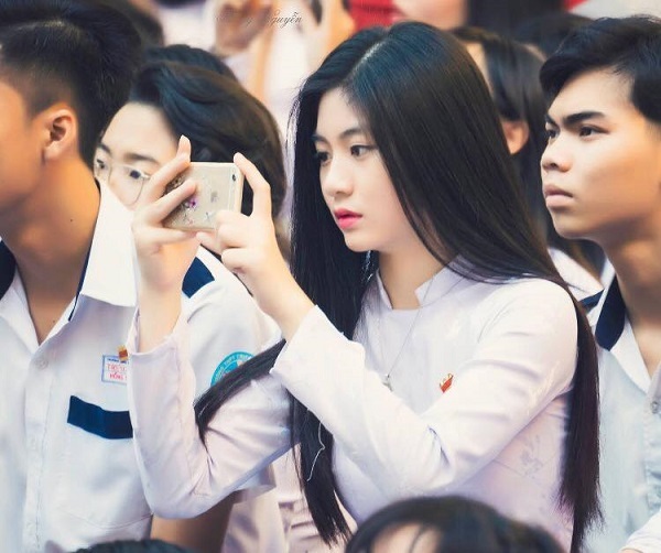 20 giây tạo dáng của "Hằng Nga" xinh đẹp khiến bao trái tim xao xuyến - 7 Nam Phương từng được cộng đồng mạng biết tới với hình ảnh mặc áo dài trắng xinh đẹp đến thế này