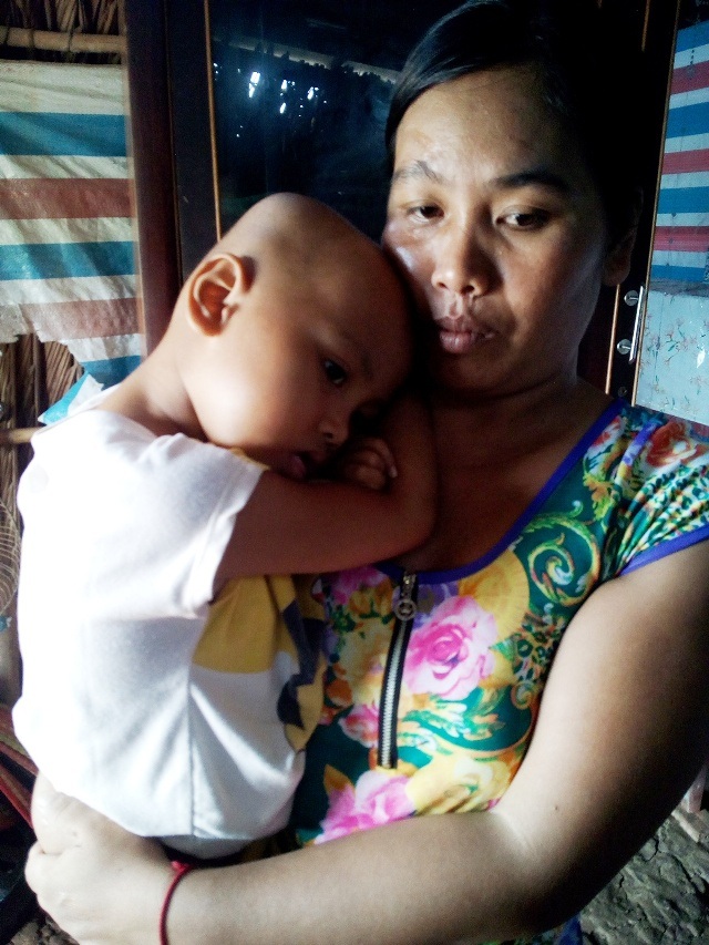 Ám ảnh ánh mắt của bé 5 tuổi người dân tộc Khmer bị ung thư máu - 5 Nỗi đau và sự bế tắc của người mẹ nghèo trước cảnh các con bệnh tật. Vợ chồng chị Cước đôi khi chỉ còn biết cầu trời cho tai qua nạn khỏi.