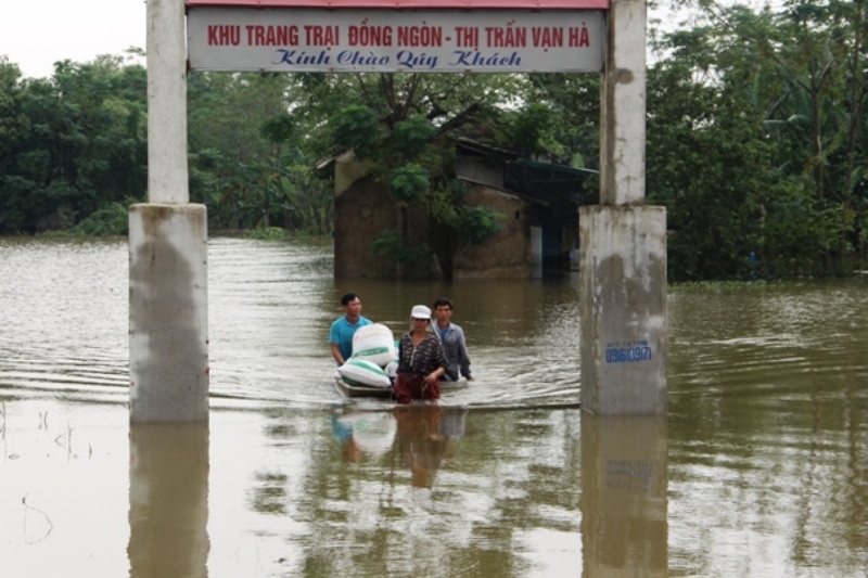 Nhiều vùng vẫn ngập sâu, cảnh sát cứu hỏa giúp dân chống "giặc nước" - 16 Sự cố khiến một số vùng bị ngập lụt
