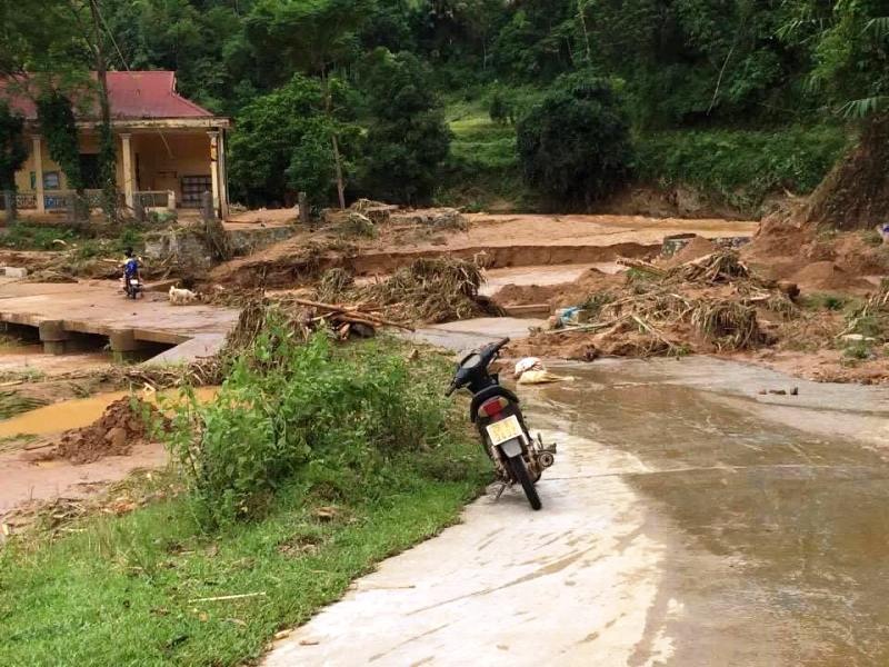 Học sinh “rốn lũ” Hòa Bình đã đi học trở lại - 3 Đường đến trường nhiều nơi ở Hòa Bình vẫn còn rất khó khăn do mưa lũ tàn phá.