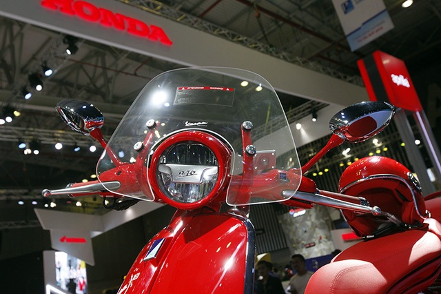 Vespa 946 Red có giá bán 405 triệu đồng - 4 Vespa 946 Red có giá bán 405 triệu đồng - 4