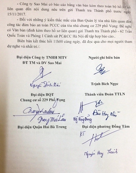 Cư dân chung cư 229 phố Vọng kêu cứu: Tồn đọng sai phạm, hiểm nguy vẫn rình rập! - 3
Đoàn thanh tra liên ngành Thanh tra thành phố Hà Nội đã tiến hành kiểm tra hiện trạng việc khắc phục các sai phạm của Công ty Sao Mai đã được Phòng cảnh sát PC&CC Số 1 kết luận tại cụm nhà chung cư 229 Phố Vọng.