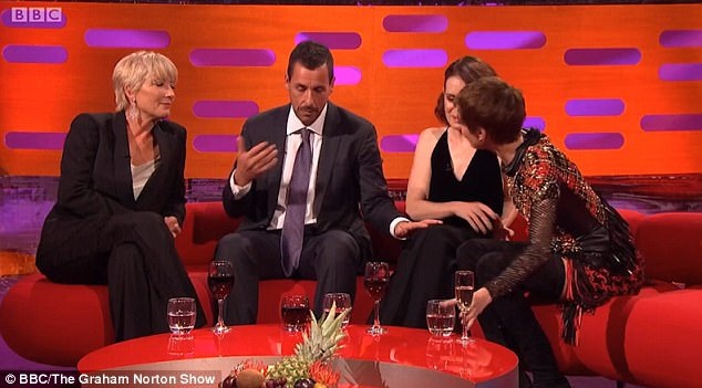 Adam Sandler đã liên tiếp hai lần đặt tay lên đầu gối nữ diễn viên Claire Foy. Tình huống “quá tự nhiên” này đã khiến công chúng bàn tán ngay khi chương trình lên sóng vào cuối tuần qua.