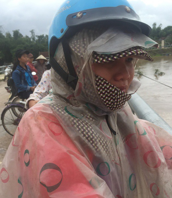 Chị Thủy, con gái ông Minh khóc nức nở vì tài sản hàng trăm triệu đồng mất trắng theo dòng nước lớn