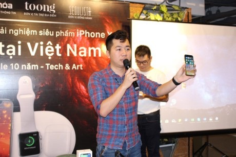 Face ID trên iPhone X bị qua mặt dễ dàng bởi cặp sinh đôi tại Hà Nội - 1 Những chiếc iPhone X đầu tiên đã cập bến Hà Nội.