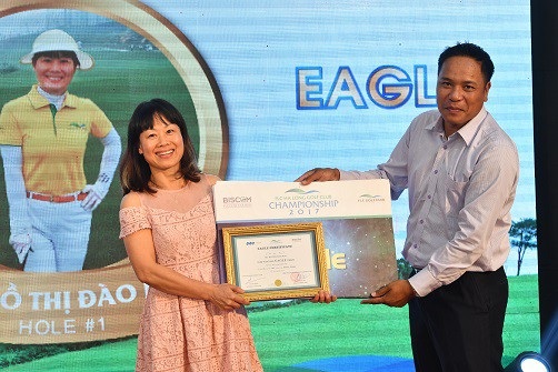 Gôn thủ Song Jae Won vô địch giải FLC Halong Club Championship 2017 - 3 Ông Vũ Đắc Minh – Tổng quản lý sân FLC Hạ Long Golf Club trao giải Eagle cho gôn thủ Hồ Thị Đào Mai