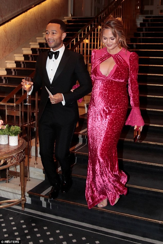 Siêu mẫu áo tắm: Bầu bí vẫn xinh đẹp - 3
Chrissy Teigen mới thông báo tin vui là cô sắp sinh thêm em bé thứ 2