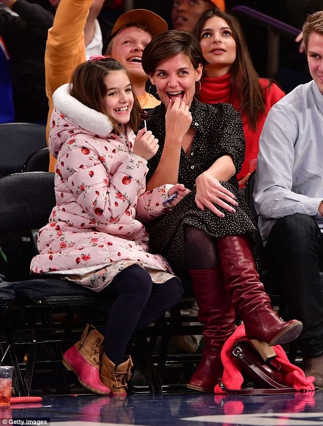 Katie Holmes đưa con gái đi xem bóng rổ - 3
Katie Holmes giữ con gái rất kĩ và hiếm khi cô để con gái xuất hiện trước cánh săn tin, săn ảnh