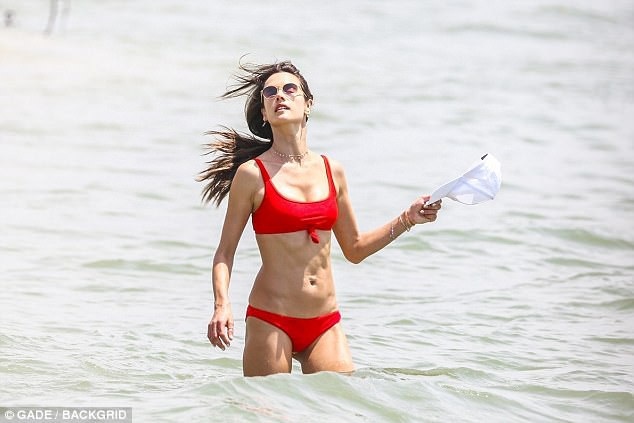 Alessandra Ambrosio khoe dáng thon thả và săn chắc - 3
17 năm qua, chân dài 36 tuổi trở thành biểu tượng của thời trang thế giới nhờ vai trò thiên thần của hãng Victorias Secret