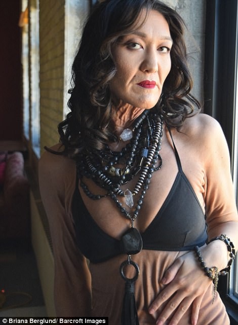 Cô Sara Geurts (26 tuổi) đến từ thành phố Minneapolis, Mỹ, đã quyết định trở thành người mẫu như một cách để vượt lên chính mình, cô mắc phải một hội chứng hiếm gặp khiến cơ thể sớm lão hóa trước tuổi.