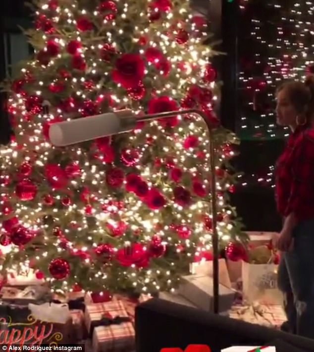 Jennifer Lopez đón giáng sinh ấm áp bên bạn trai - 5
Bạn trai Jennifer Lopez chia sẻ hình ảnh của cô bên cây thông Giáng sinh khủng