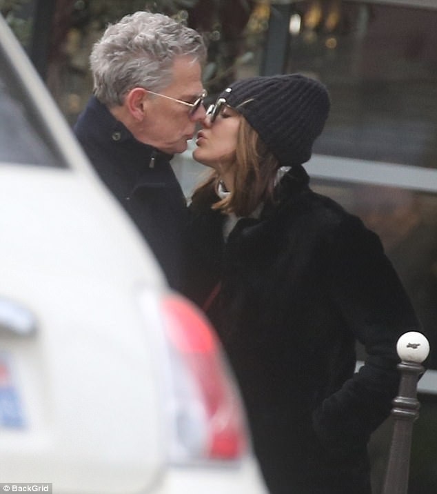 
David Foster là một nhà sản xuất âm nhạc nổi tiếng, người đã làm việc với nhiều ngôi sao như Rihanna, Britney, Celine Dion, Barbra Streisand, Chaka Khan, Whitney Houston, Michael Jackson, Madonna...
