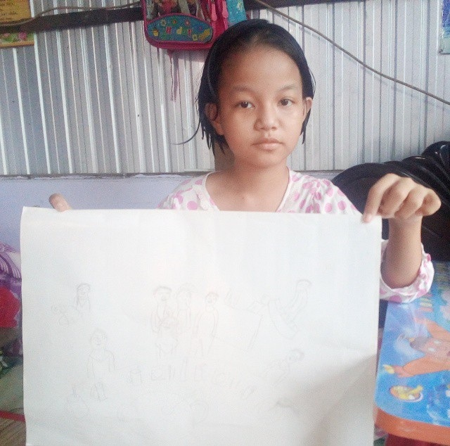 Không nói được, niềm an ủi của em Tuyền chỉ là vẽ những bức tranh để nói lên ước mong của mình.