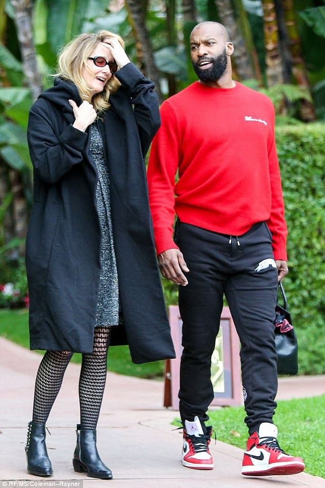 Diễn viên U50 hôn say đắm bạn trai kém 12 tuổi - 4
Ngốiao 50 tuổi từng 2 lần được đề cử giải Oscar và xuất hiện trong rất nhiều phim nổi tiếng như Jurassic Park (1993), Citizen Ruth (1996), October Sky (1999), I Am Sam (2001), Inland Empire (2006), The Master (2012), The Fault in Our Stars (2014), Star Wars: The Last Jedi (2017)...