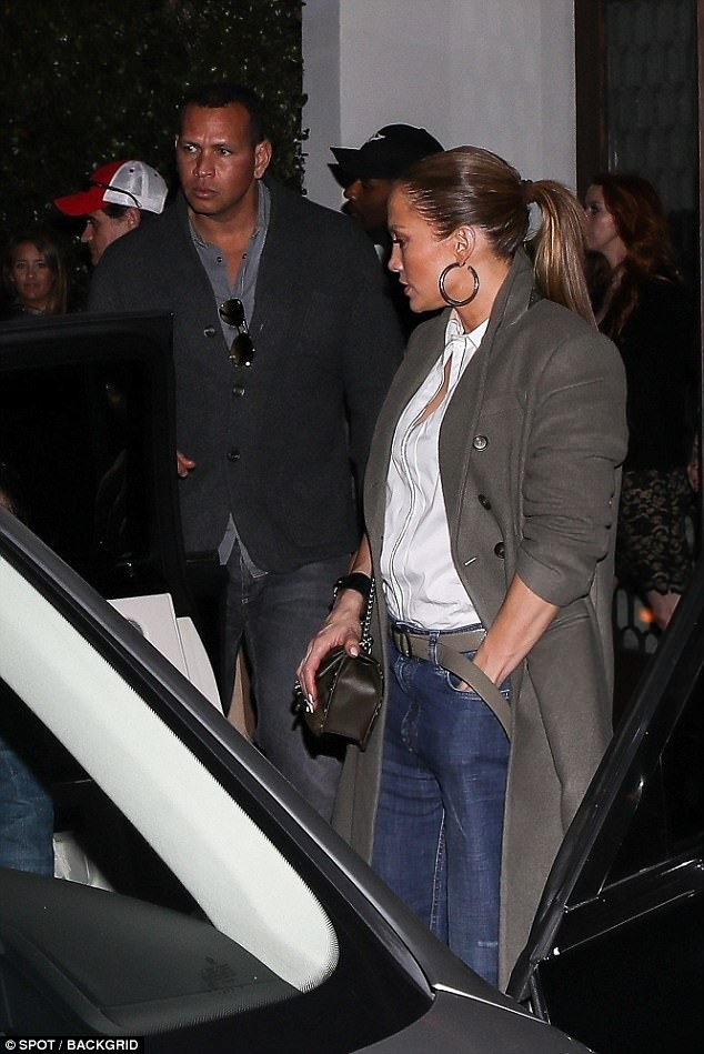 Jennifer Lopez diện quần ống rộng lạ mắt - 4
Buổi tối trước đó, ca sỹ kiêm diễn viên xinh đẹp và bạn trai đã đi ăn tối tại nhà hàng sang trọng Cecconi cùng hai con cô và 2 con riêng của Alex Rodriguez