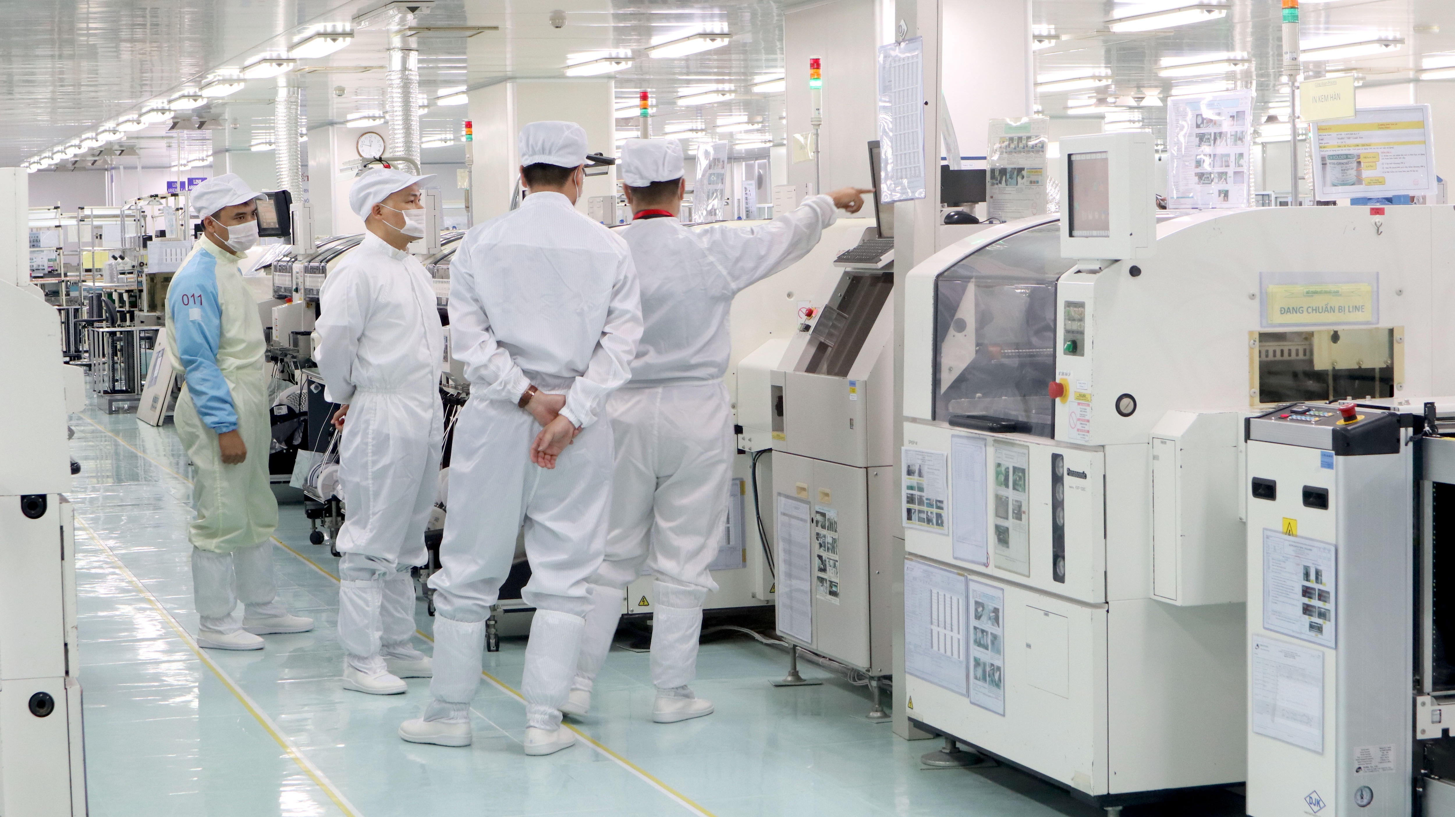 CEO Nguyễn Tử Quảng thị sát nhà máy, khẳng định Bphone 2 sản xuất tại Việt Nam - 2
Nhà máy MeiKo ở Khu công nghệp Thạch Thất là đối tác sản xuất bảng mạch vàng cho Bphone 2.