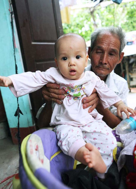 Chuyện tình “bác, cháu” lệch nhau hàng chục tuổi gây xôn xao dư luận - 7 Hiện tại hai vợ chồng sinh được 3 người con sau khi kết hôn vào năm 2010.