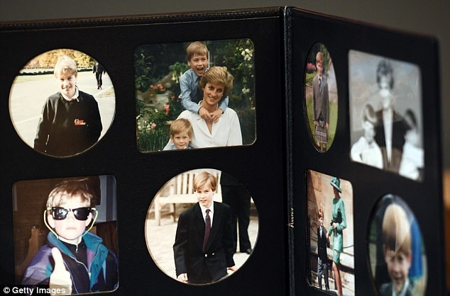 
Những vật dụng riêng tư của Công nương Diana sẽ được trưng bày tại căn phòng. Bên cạnh các vật dụng quen thuộc như giấy bút, văn phòng phẩm, thứ nổi bật trong căn phòng là những bức ảnh của 2 con trai của Công nương, Hoàng tử William và Harry. (Ảnh: Getty)
