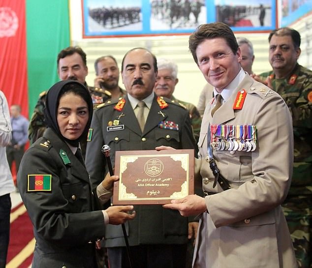 
Nhiệm vụ của họ là quét sạch tàn dư Taliban ra khỏi lãnh thổ cũng như chống lại lực lượng phiến quân IS tại Syria và Iraq. Rahima Rahimi, 23 tuổi, học viên xuất sắc nhất trong nhóm học viên nữ cho biết: Cháu tôi đã bị Taliban giết chết 2 năm trước. Tôi gia nhập quân đội vì muốn chống lại khủng bố và tôi cho rằng không có gì là sai khi đàn ông và phụ nữ sát cánh bên nhau trên chiến trường.
