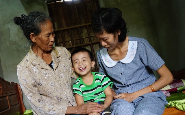 Lời khẩn cầu của người mẹ 3 lần phẫu thuật u não - 5 4 tuổi, bé Lộc chưa đủ lớn để hiểu những lo âu mà bà và mẹ đang trải qua. Bé chỉ mong mẹ nhanh khỏe để bế ẵm, chơi với mình